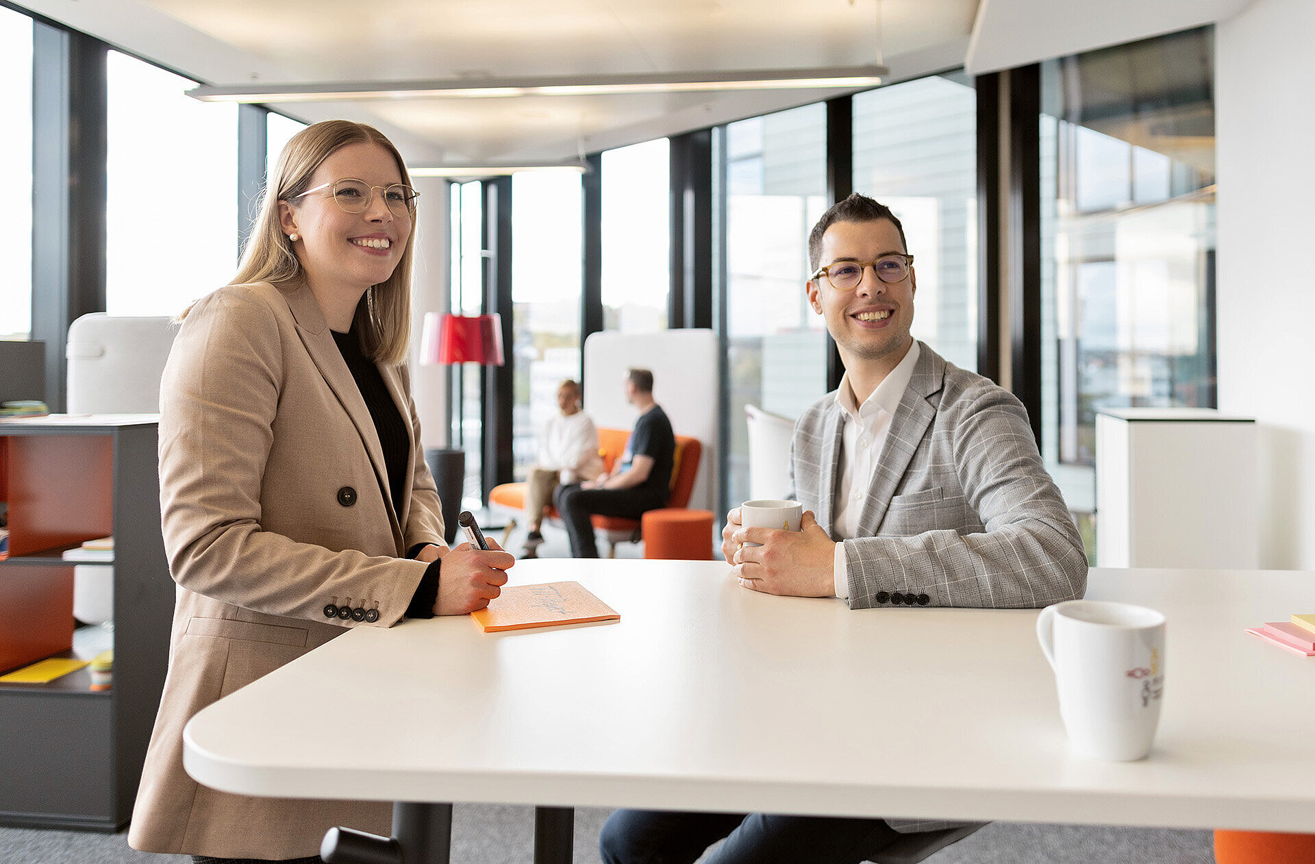 2 Personen während der Arbeit