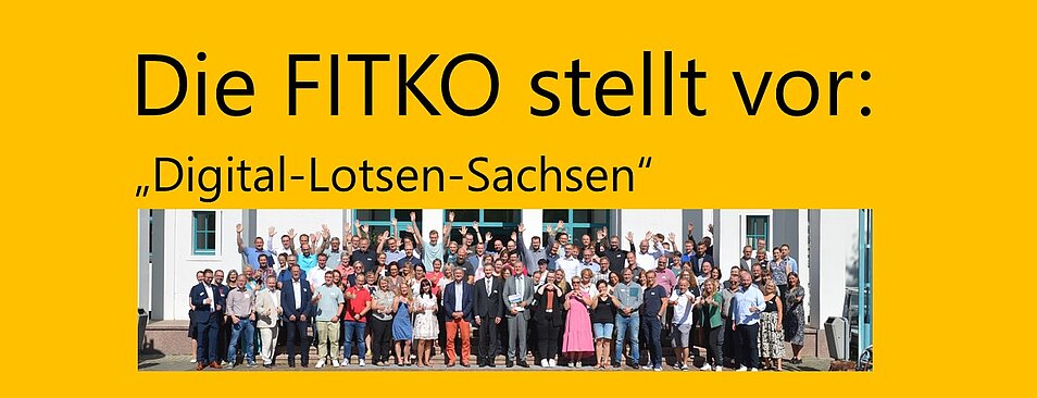 Schriftzug "Die fITKO stellt vor: Digital-Lotsen-Sachsen" mit einem Gruppenbild vom Netzwerktreffen der Lotsen