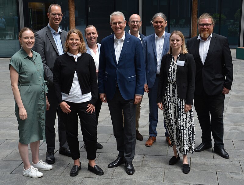 Gruppenfoto der Konsitituierung der neuen Steuerungsgruppe NOOTS am 11. Juli (v.l.n.r.): Charlotte Riehl stellv. für Hessen; Dr. Christian Bähr stellv. für Bayern; Heike Mahlstedt stllv. für den Bund, Nadine Korte stllv. für Brandenburg, Christian Pfromm, Vorsitzender der Steuerungsgruppe, für Hamburg; Georg Lucht für Nordrhein-Westfalen, Markus Woll, stellv. für Saarland, Anna Weißhaupt beratend für Bayern, Daniel Kagerer beratend für Bayern. 