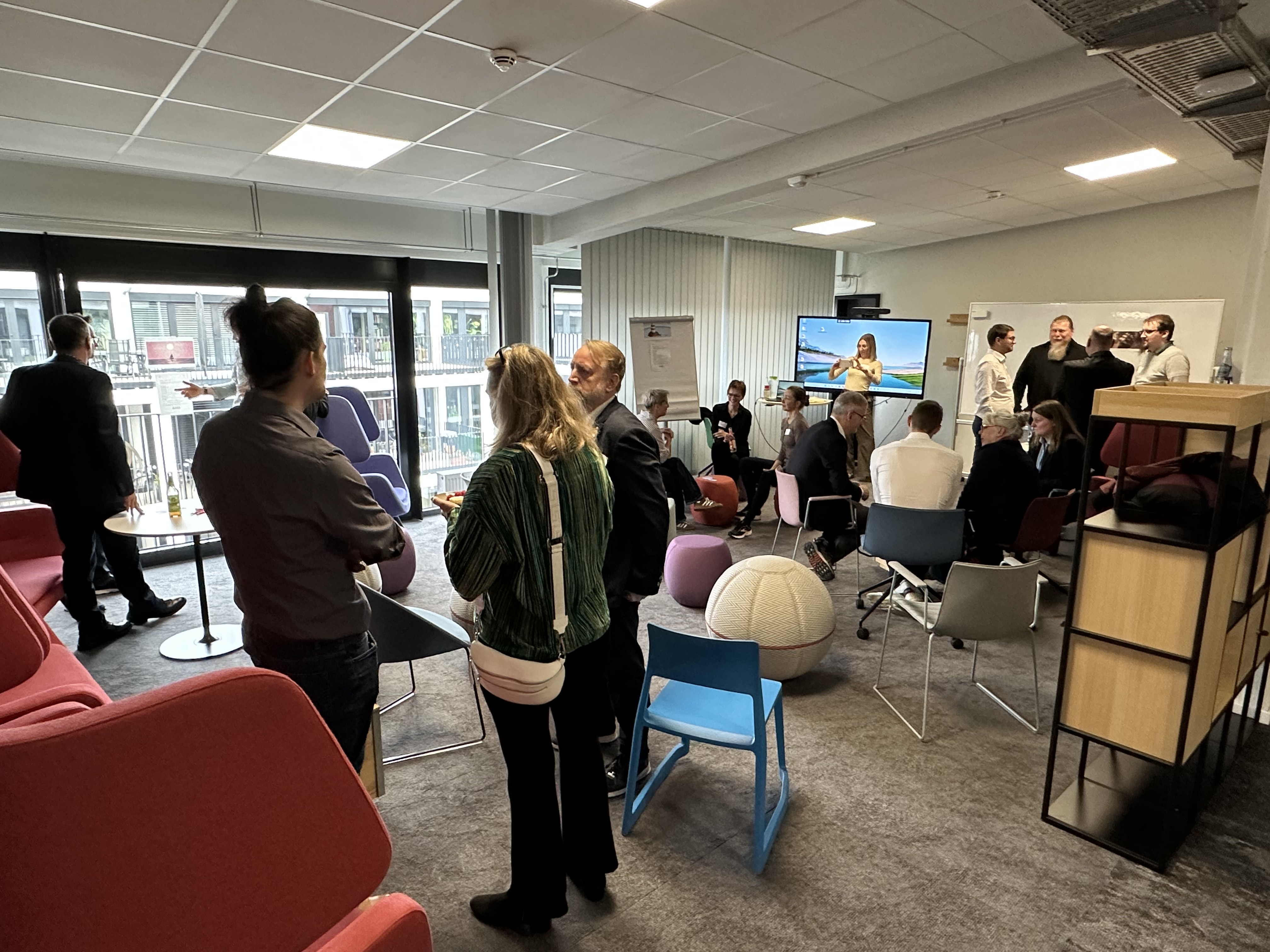 Teilnehmer:innen beim Networken