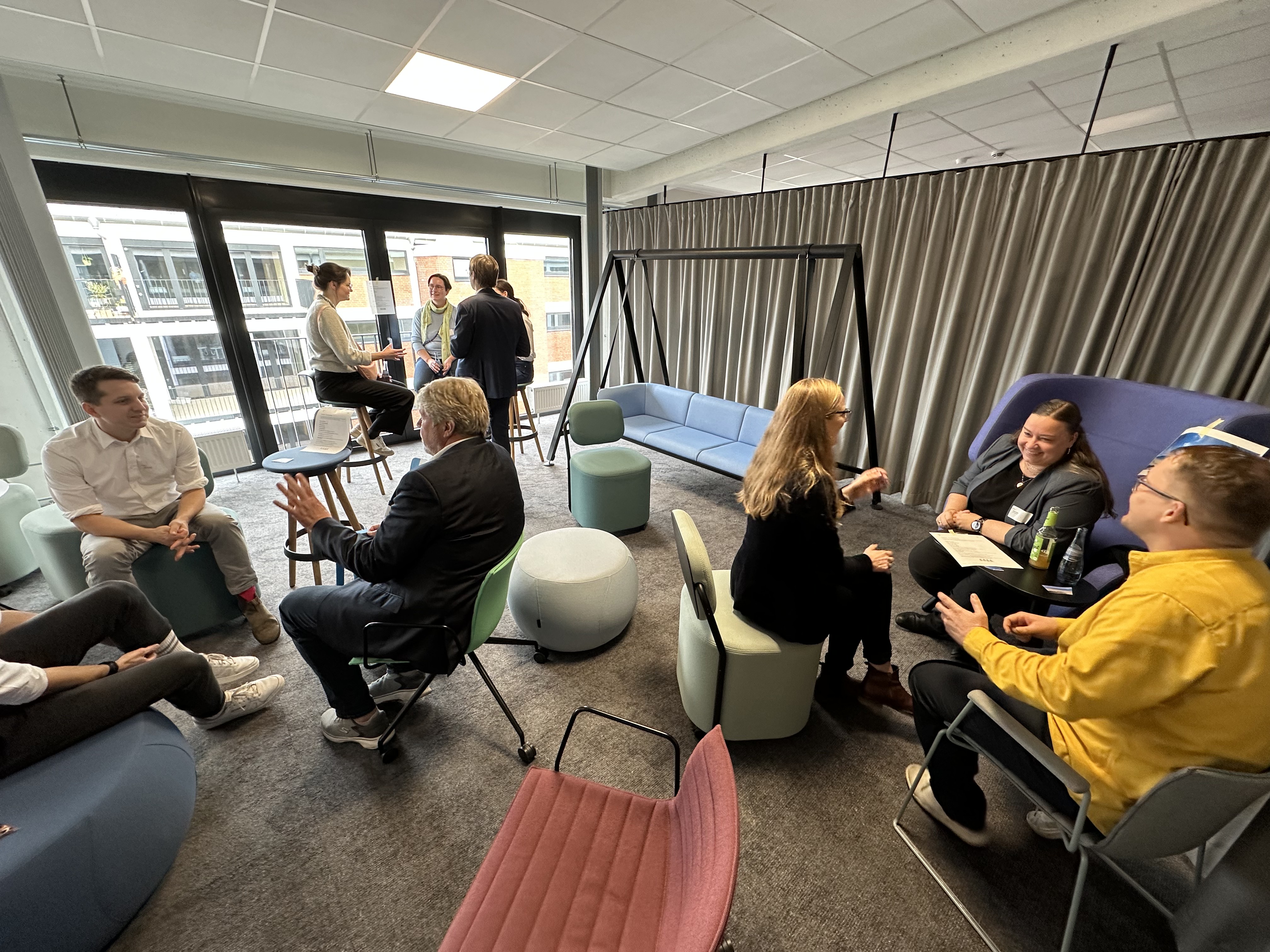 Teilnehmer:innen beim Networken